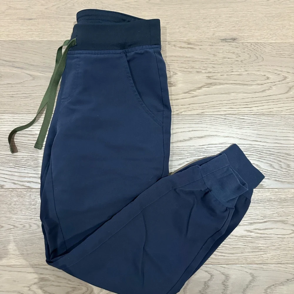 XS Petite Figs Zamora Jogger Scrub Pants in Dark Harbour - Picture 1 of 5